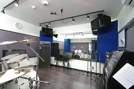 STUDIO MUSIC CITY：ドラムとアンプのある練習室