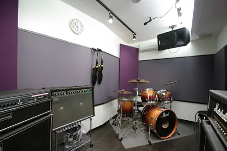 STUDIO MUSIC CITY：ドラムとアンプのある練習室