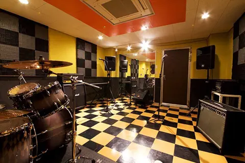 STUDIO muzika（スタジオ ムジカ）：ドラムとアンプのある練習室