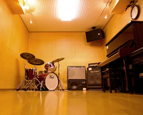 MUSIC STUDIO NECO（スタジオNECO）：ドラムとピアノのある練習室