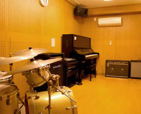 MUSIC STUDIO NECO（スタジオNECO）：ドラムとアップライトピアノのある練習室