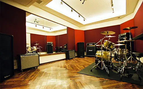 studio NiDO 調布（ドラムとアンプのあるスタジオ）