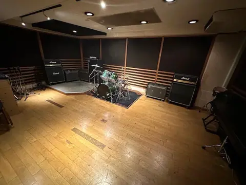 スタジオエヌズ (Studio N's)(ドラムとアンプのある練習室)