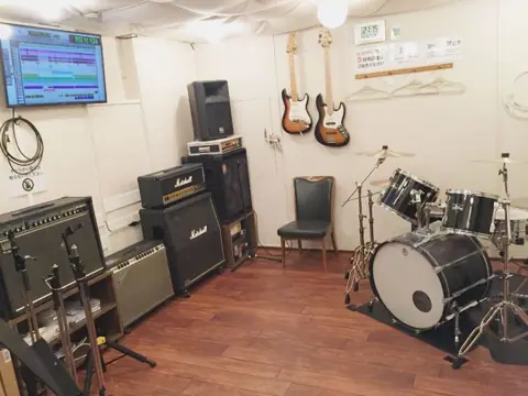 Studio Orque（ドラムとアンプのある練習室）