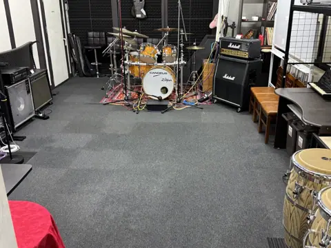 Studio Qubit（ドラムとアンプのある練習室）