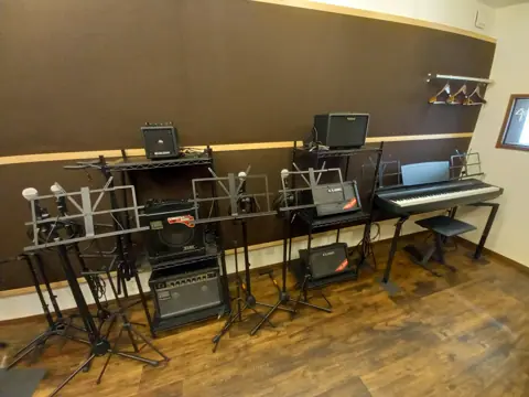 スタジオR：キーボードとアンプのある練習室