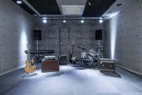 スタジオ・ラッド(Studio Rad)(ドラムとアンプのある音楽スタジオ)