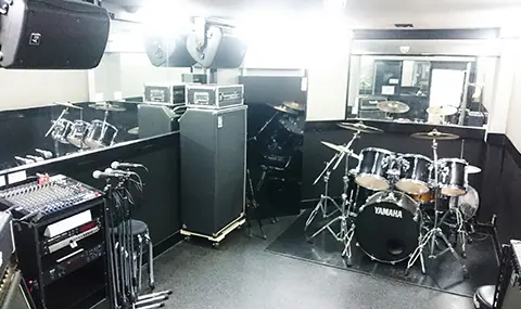 スタジオレッド綾瀬店(STUDIO RED)(ドラムとアンプのある練習室)