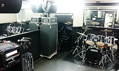 スタジオレッド綾瀬店（STUDIO RED）：ドラムとアンプのある練習室