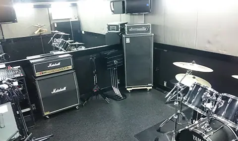 スタジオレッド綾瀬店（STUDIO RED）：Marshallのアンプとドラム
