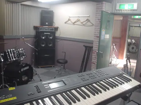 スタジオシオン：キーボードとアンプのある練習室