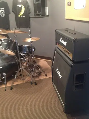 スタジオスミス(STUDIO SMITH):ドラムとMarshallのアンプ