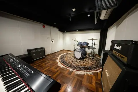 スタジオスムーヴ（Studio Smoove）（ドラム、マーシャルアンプ、キーボードのあるスタジオ）