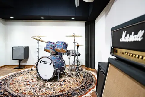スタジオスムーヴ（Studio Smoove）：ドラムとマーシャルアンプのあるスタジオ