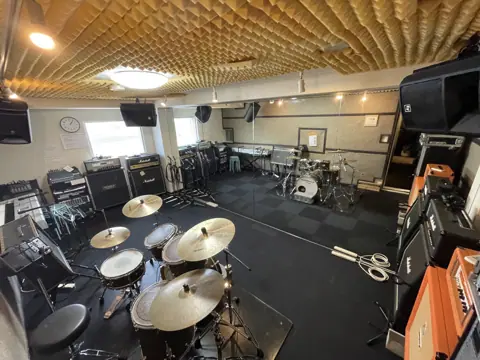 Studio Sola（ドラムとアンプのある練習室）