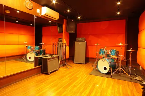 STUDIO SOLfA（スタジオソルファ）：ドラムとアンプのある練習室