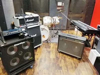 Studio SONICS：アンプとドラムのある練習室