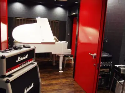Studio SONICS：グランドピアノとアンプのある部屋