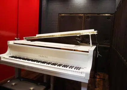 Studio SONICS：白いグランドピアノ
