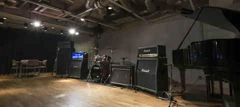 STUDIO staff(ドラム・アンプ・ピアノのある練習室)