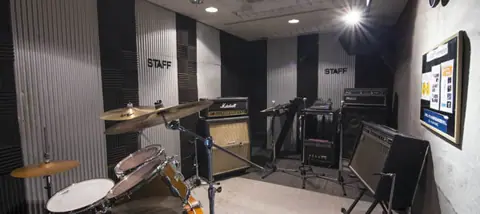 STUDIO staff：ドラムとアンプのある練習室