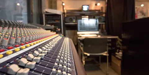STUDIO staff：ミキシングコンソールのあるコントロールルーム