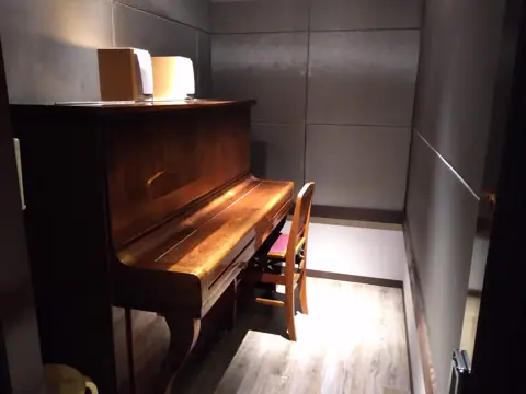 Studio sus4（スタジオサスフォー）：アップライトピアノのある部屋
