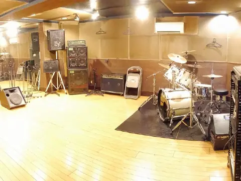 STUDIO UEN（ドラムとアンプのある練習室）