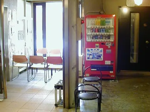 STUDIO UEN：待合スペースと自動販売機