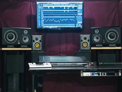 STUDIO UN（モニタースピーカーと録音機材）