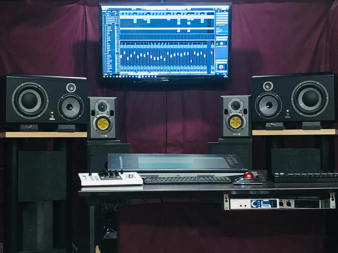 STUDIO UN（モニタースピーカーと録音機材）