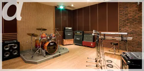STUDIO WAVE（ステージ付きの練習室）
