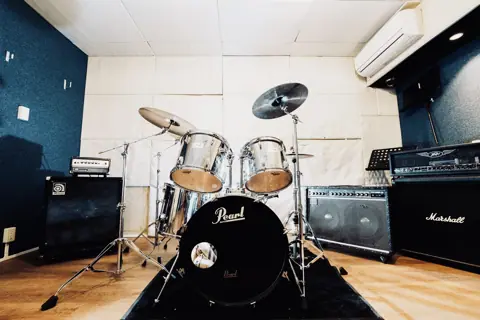 STUDIO WIN：ドラムとアンプのある練習室