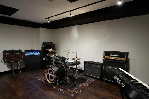 STUDIO Y:ドラムとアンプのある練習室