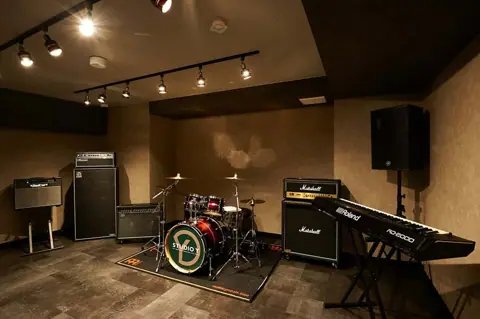 STUDIO Y:ドラムとアンプのある練習室