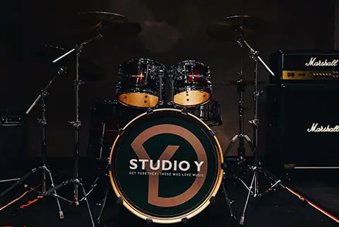 STUDIO Y:ドラムセットとMarshallのアンプ