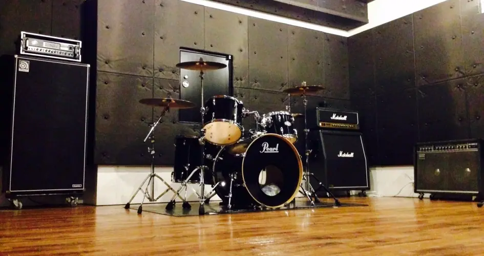 STUDIO YELLOW(ドラムとアンプのある練習室)