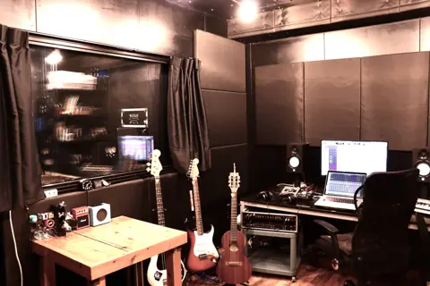 STUDIO YELLOW：録音機材とギターのある部屋