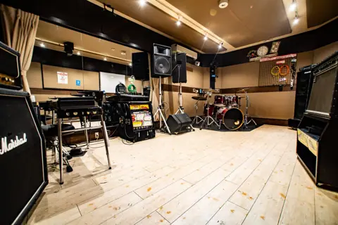 Studio246 KYOTO(ドラムとアンプのある練習室)