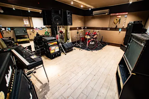Studio246 KYOTO:ドラムとキーボードのある練習室