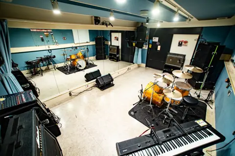 Studio246 KYOTO:ドラムとキーボードのある練習室