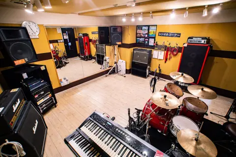 スタジオ246 NAGOYA:ドラムとキーボードのある練習室