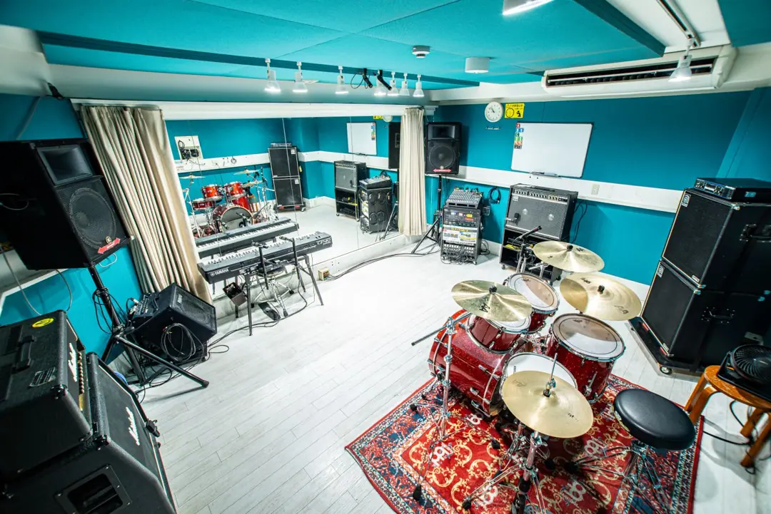 Studio246 WEST(ドラムセットとアンプのある練習室)