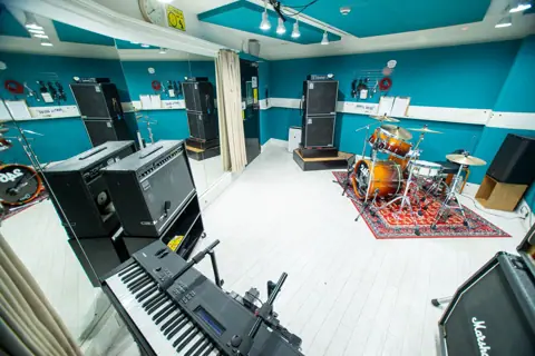 Studio246 WEST:ドラムとアンプのある練習室
