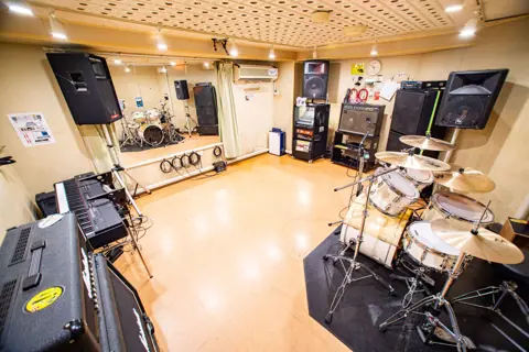 Studio246 WEST:ドラムとアンプのある練習室