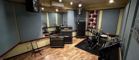 studio34：ドラムとアンプのある練習室