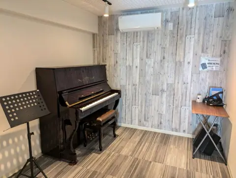 ピアノ＆リハーサルスタジオ9th（ナインス）：アップライトピアノのある部屋