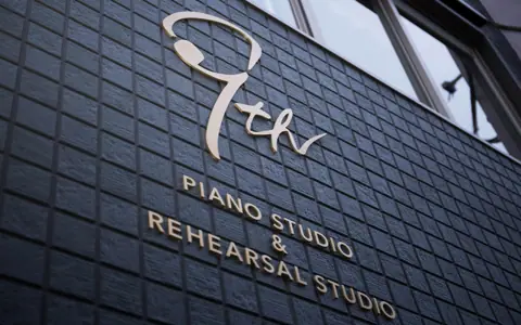 ピアノ＆リハーサルスタジオ9th（ナインス）：建物の看板