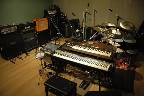 音楽堂 福光スタジオベル：アンプとドラムのある練習室