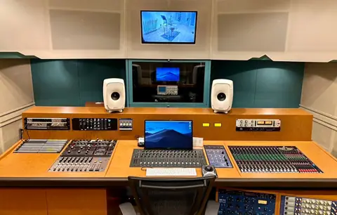 studioFine（スタジオファイン）（コントロールルームのミキシングコンソール）